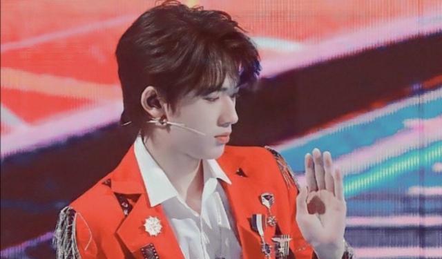 |宋亚轩艾伦时隔五年再次拥抱,艾伦伸手很温暖,宋亚轩伸手却很损