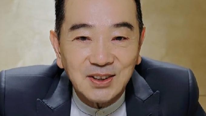 张晨光|66岁张晨光为自己庆生，头发浓密精神好，独自打拼妻儿定居国外