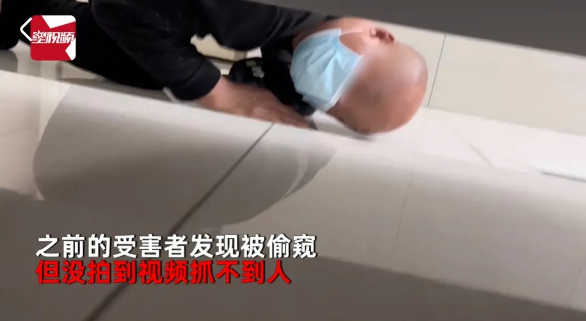 湖北恩施,一女子在写字楼的公共厕所上厕所时,突然看到有一双大脚停在了自己隔间的门外