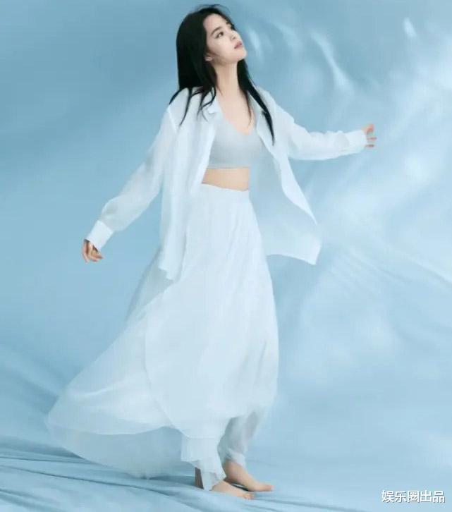 欧阳娜娜|欧阳娜娜拍摄代言大片，穿衬衣搭配半身裙，全程仰拍略显大气