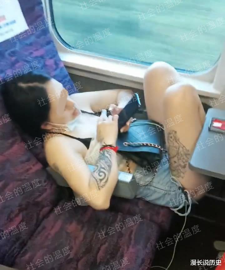 女子穿破烂短裤坐高铁行为不雅,妈妈带着孩子去过道