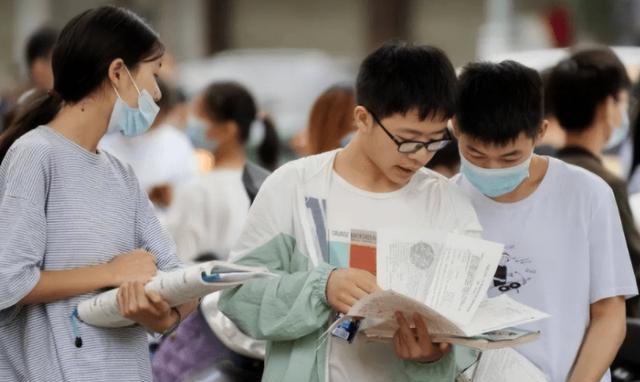 00后|私企“工作照”火了，诠释90后和00后的工作态度，网友：人间真实