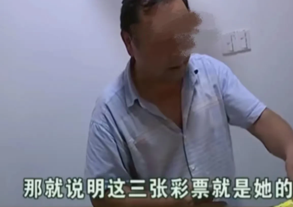 浙江桐庐,女子买了三张刮刮卡,结果中了30万!