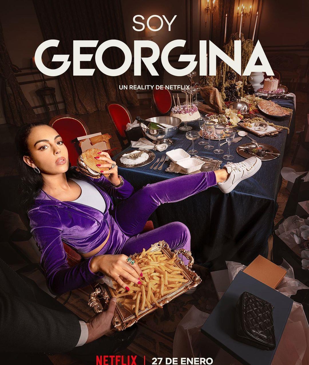 大宅门|乔治娜晒纪录片封面,穿天鹅绒运动服,脚踩餐桌吃汉堡超霸气