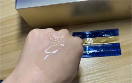 景甜 因“廉价”无人敢用的国货精华，景甜却用了很多年，难怪她素颜像“水煮蛋”