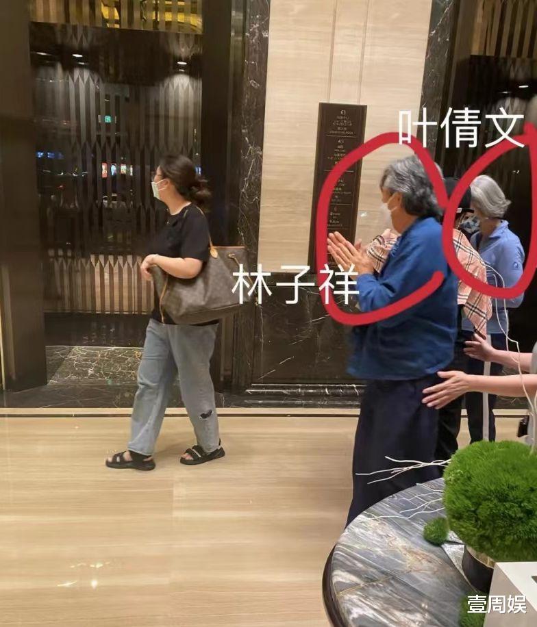 林子祥|林子祥叶倩文现身酒店，满头白发穿着朴素，跟路人没有差别！