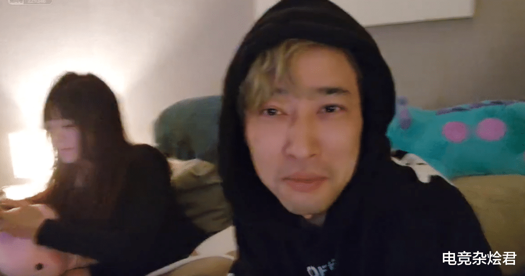 汤唯|钱小佳与女友同框直播,女友穿黑丝出镜,钱小佳直播吃独食