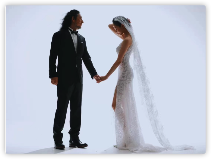 千惠|三宝与小25岁娇妻同框，逗二胎女儿姿势熟练显温馨，两人疑要三胎