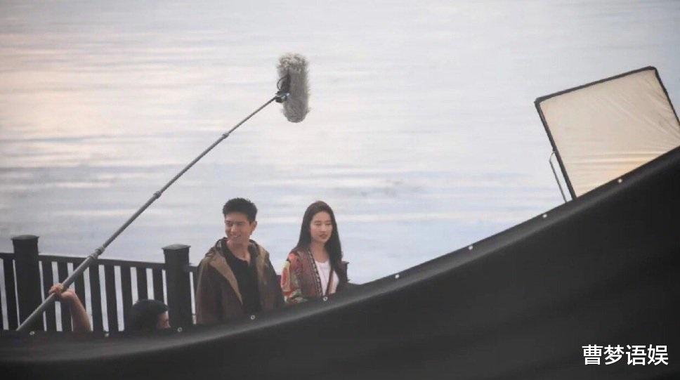 刘亦菲|刘亦菲《有风》曝路透，与李现海边同框超甜，素颜臃肿被嘲像大妈