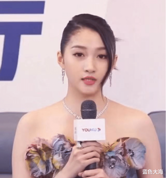 姚晨|2022年“红毯翻车”的女星：孙俪太土，周冬雨干瘪，姚晨像女妖精