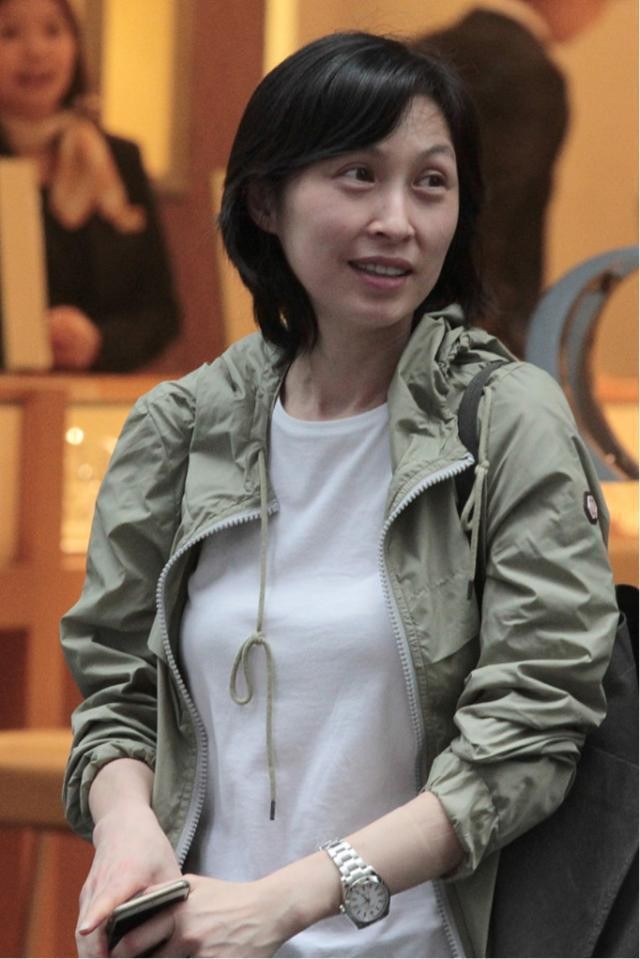 穿衣搭配 郭蔼明哪像53的女人？清爽短发搭休闲装，纯素颜也难掩骨子里的美