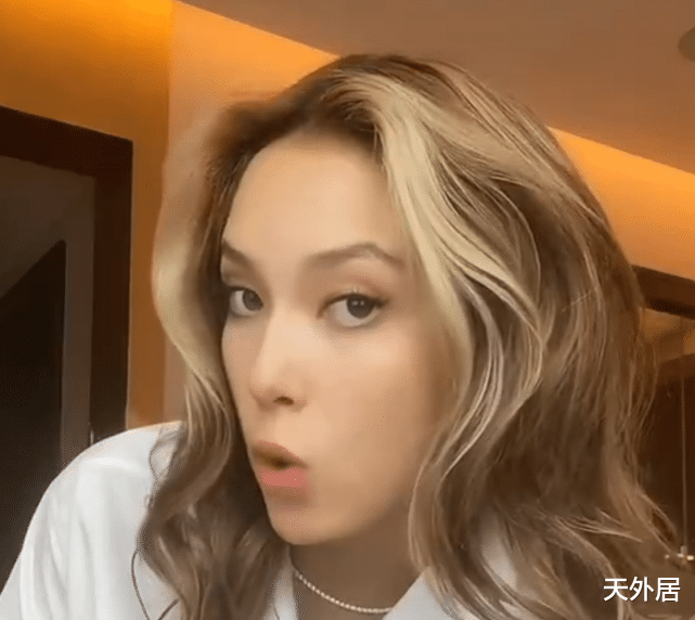 谷爱凌|谷爱凌写下3字正面回应争议!穿吊带+身披制服跳舞,我行我素