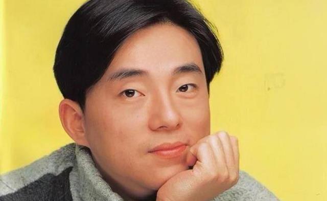 吕方|58岁歌王吕方复出，与小16岁富婆妻子很恩爱，女儿长得很像他