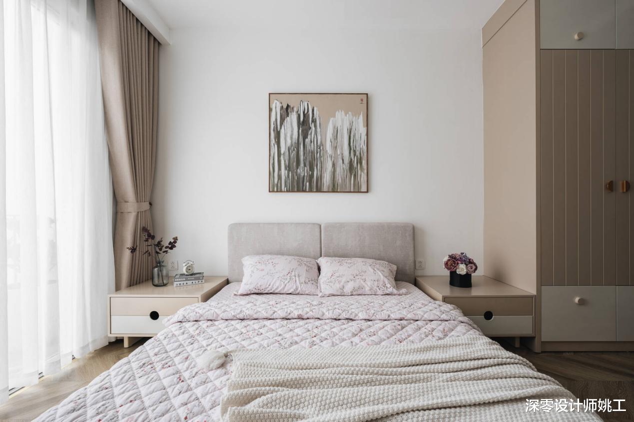 4口之家的210㎡豪宅,客厅沙发墙打造弧形隔板,凸显空间层次感