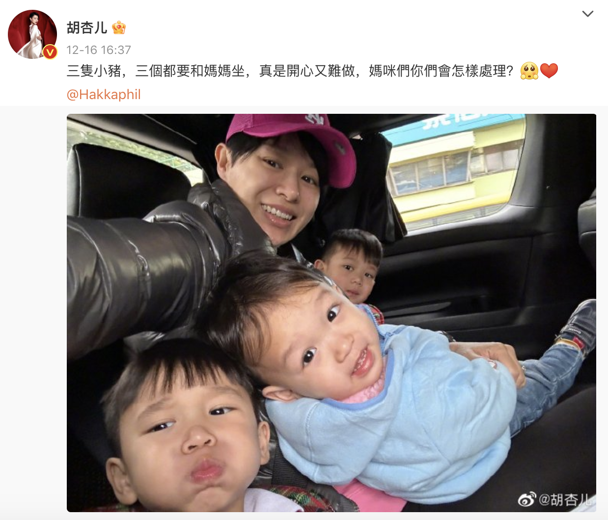 胡杏儿|胡杏儿晒全家福，连续多年在同一棵圣诞树前合影，三兄弟手牵手超有爱