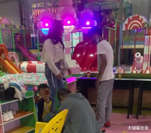 云南一对情侣到儿童游乐园秀恩爱，被多位家长怒斥还不自觉不收敛
