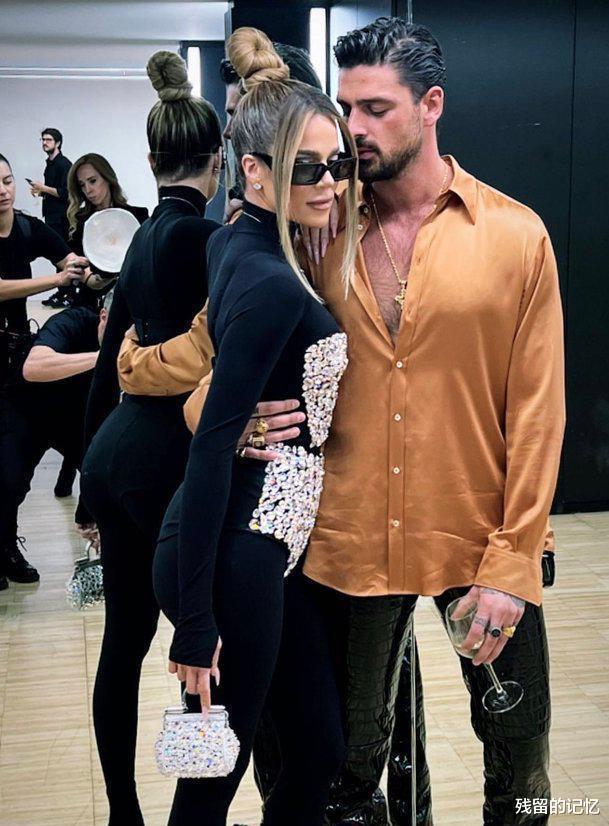 金·卡戴珊|科勒·卡戴珊和31岁帅男演员耳鬓厮磨，粉丝雀跃，可算脱离了NBA