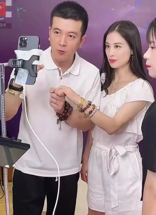 |杨子直播:黄圣依看不起我,天天嘲讽我人气低,我赔钱也要送福利