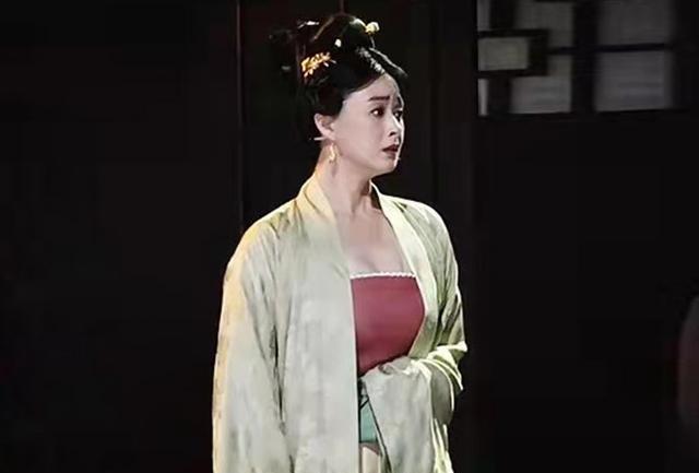 蒋欣|蒋欣穿古装录制节目，造型太美被热议，网友：穿古装比穿时装好看