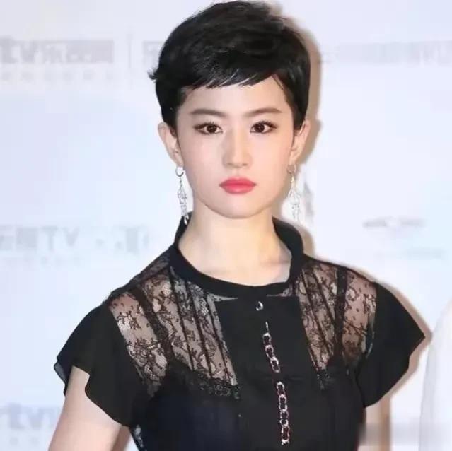 肖战|论发型对颜值的影响有多大？肖战从路人脸到男神相，女神秒变大妈