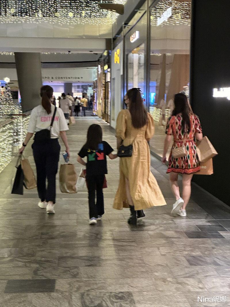 昆凌|昆凌新加坡奢侈品店被偶遇，留直发太有初恋感，7岁女儿穿2千T恤比妈妈还奢侈