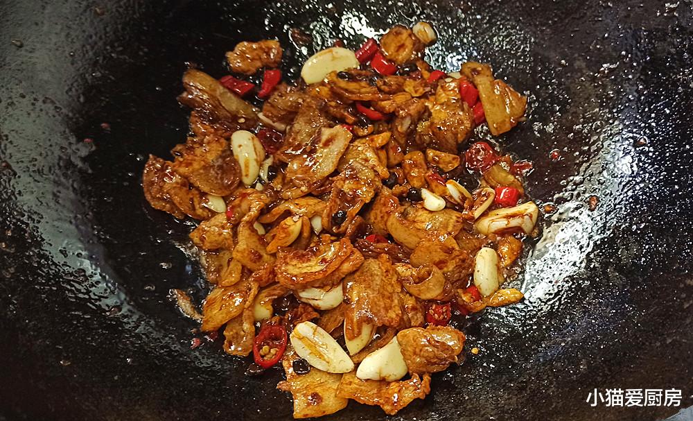 大蒜炒五花肉，很多人可能没吃过，那种浓浓的蒜香味道，特别味美