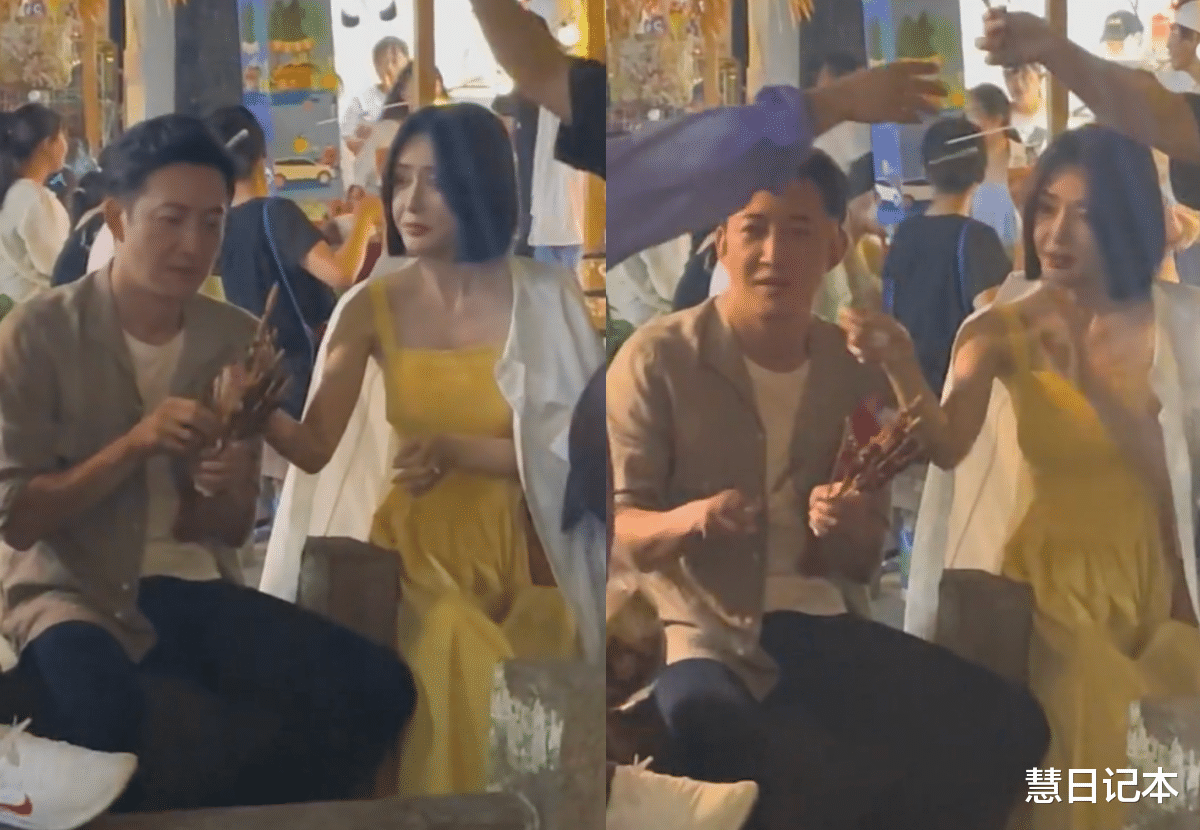 秦岚|43岁秦岚街头大口吃烤串!穿吊带裙身材骨感,一旁王阳贴心照顾