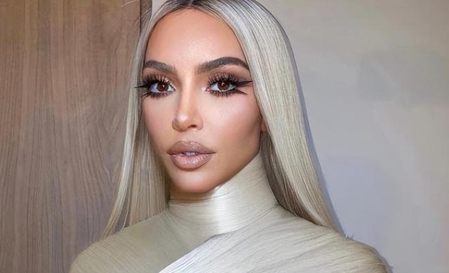 金·卡戴珊|金卡戴珊亮相派对！与男模合影气场丝毫不输，41岁身材宛如18岁