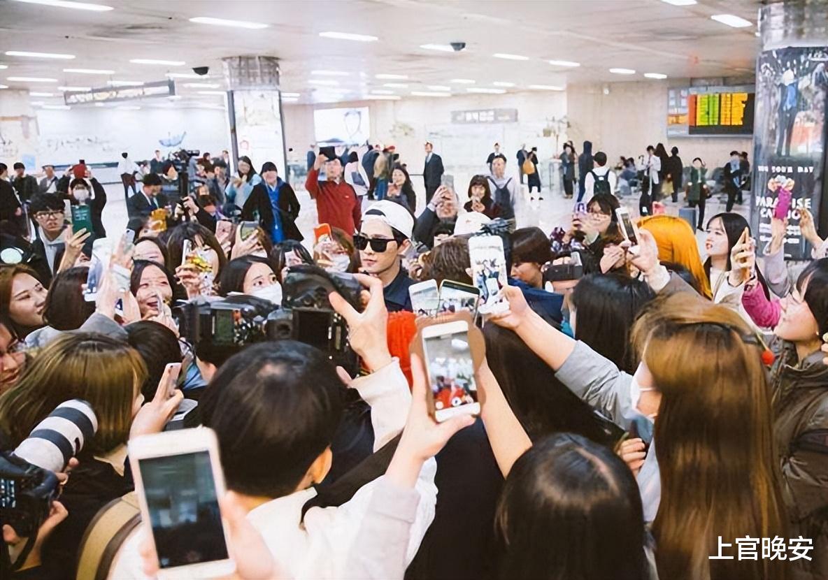 梁家辉|内地明星被捧上天，港星却随便出门溜达，逛地摊、去菜市场