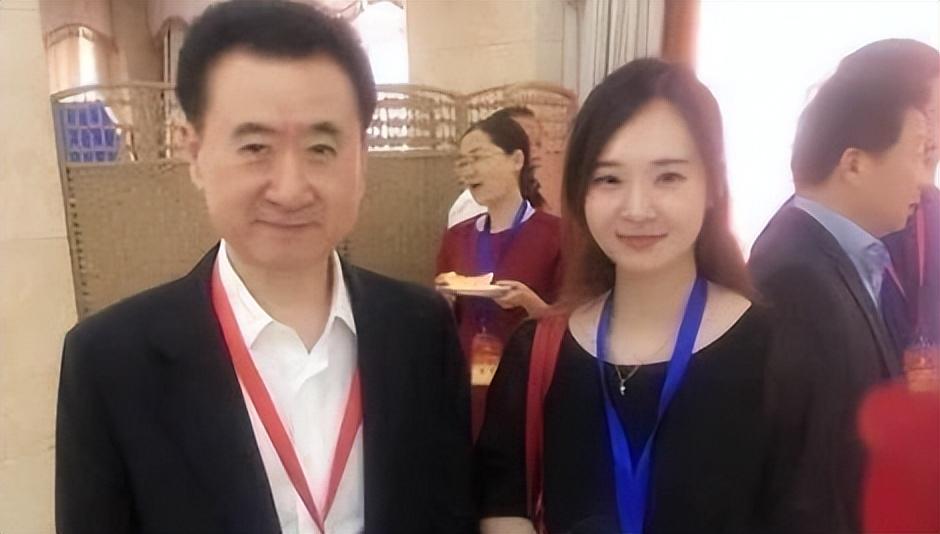 秘书|王健林贴身助理，月休15天，年薪上百万，风光背后都是心酸