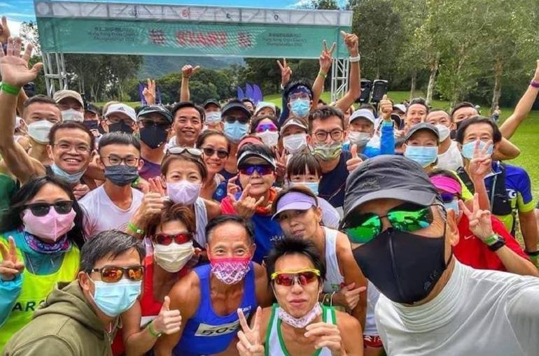 周润发|67岁周润发参加越野跑,身材消瘦四肢纤细,头发已全白精神状态好