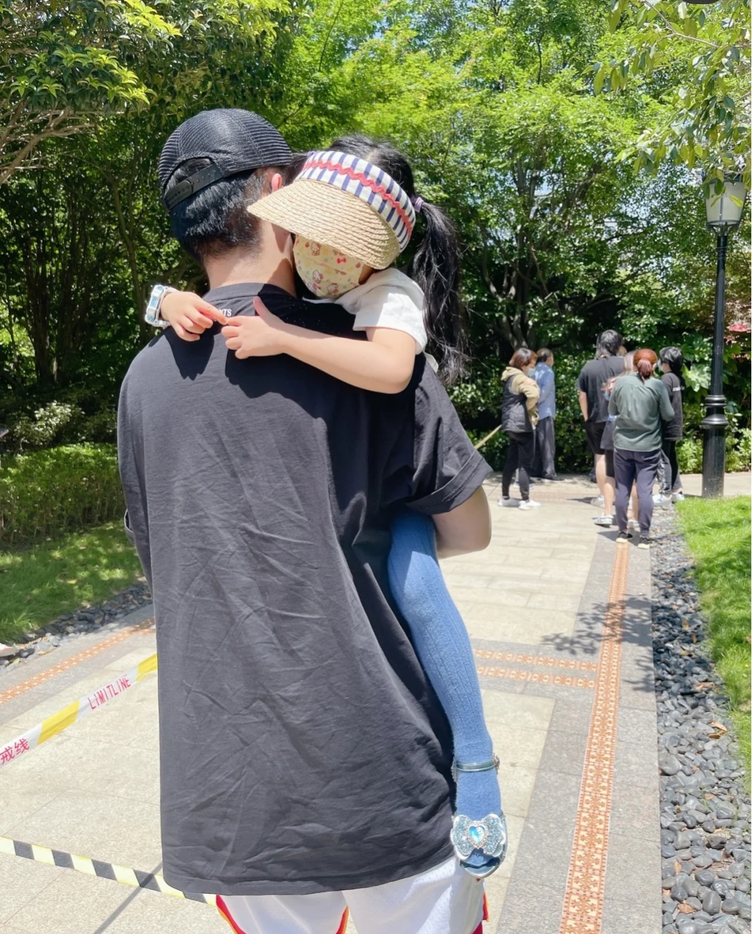 陈赫|陈赫低调秀恩爱试水，一家四口小区做核酸，仅晒老婆张子萱下半身