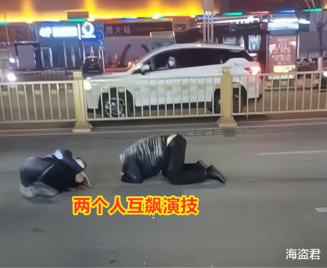 男子喝醉发酒疯,趴大街做“拦路虎”,被拦司机躺地和他互飙演技