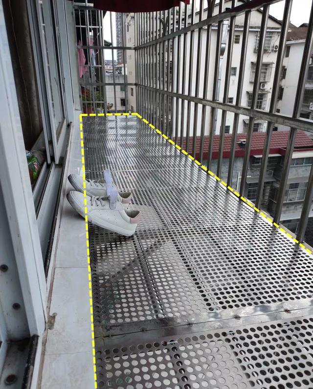 楼上装防盗窗凸出墙面40公分，在上面养花晒衣服，当自家阳台用