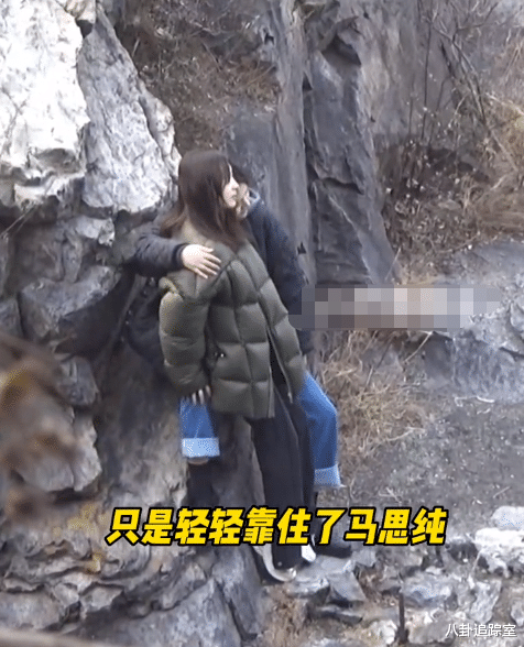 周冬雨|周冬雨被骂太心机!约马思纯爬山秀姐妹情,多次直面狗仔偷拍镜头