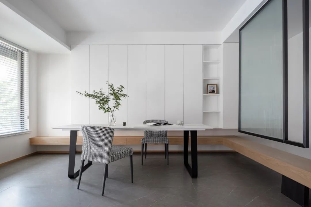 学起来!她家靠留白的极简风,撑起了整个家的通透和精致!