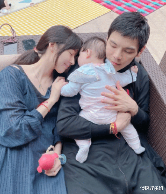 郭碧婷|向佐晒夫妻合照，郭碧婷被猜怀二胎后只露上半身，素颜略显憔悴