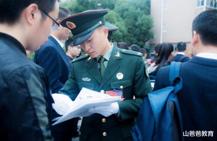 文职|高薪铁饭碗也“用工荒”？军队文职招聘遇冷，原因引来众人吐槽