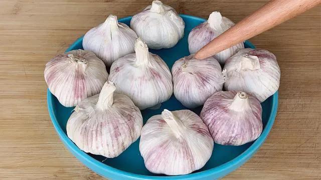 为何大蒜在超市里不发芽，买回家放几天就发芽？原来有这么多门道