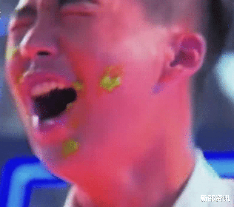 张小斐|主办方看人下菜碟有多尴尬?苗苗被赶下红毯,张小斐被强行赶下台