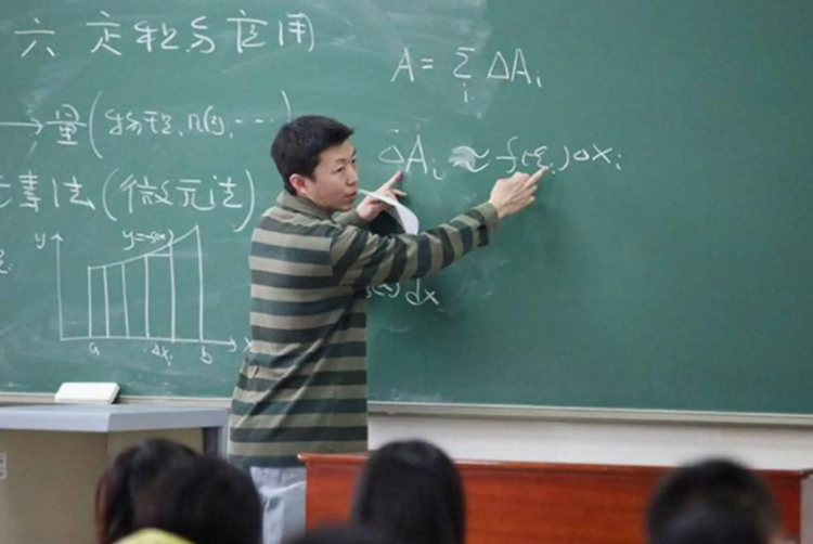 大学生|大学生留校任教优势明显，学生应该怎样做？硬件和软件缺一不可