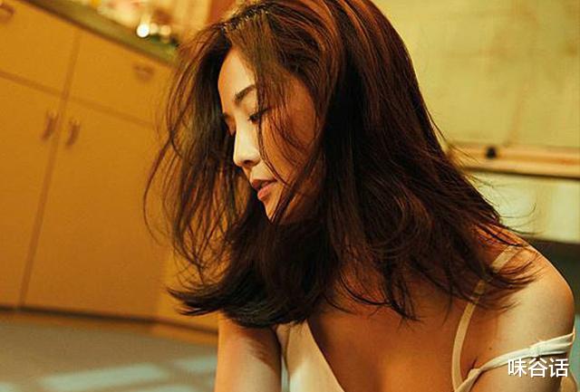 雪鹰领主|蔡卓妍拍戏旧照被翻出，衣着清爽惹争议，被指“掉价了”