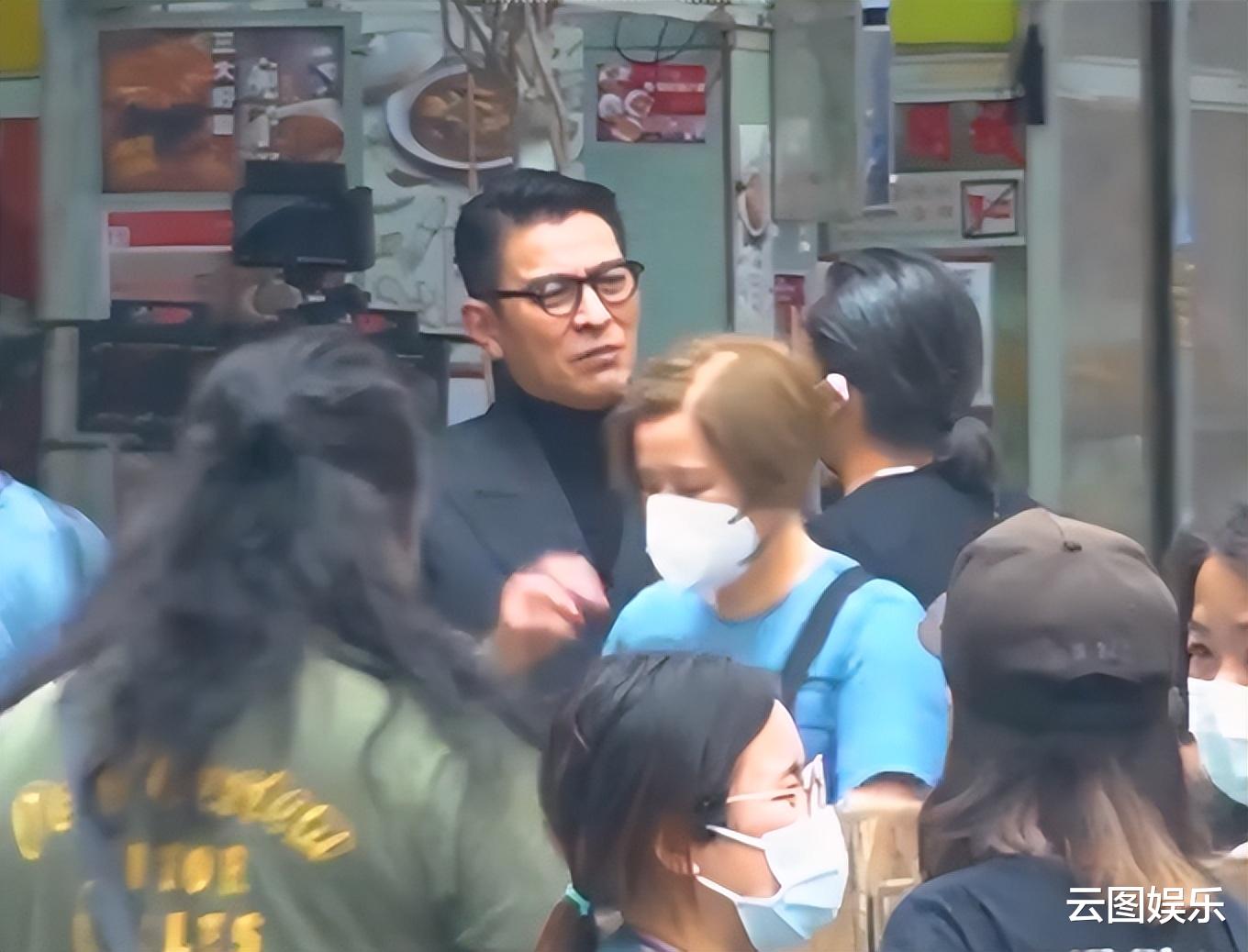 刘德华|刘德华现身街边拍戏,炎热天气穿高领衫面不改色,郑则仕罕露面
