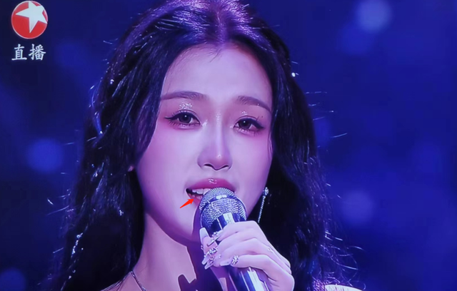 奶茶 跨年夜妆容尴尬现场：虞书欣口红粘牙，任嘉伦高低眉，杨紫妆感重！