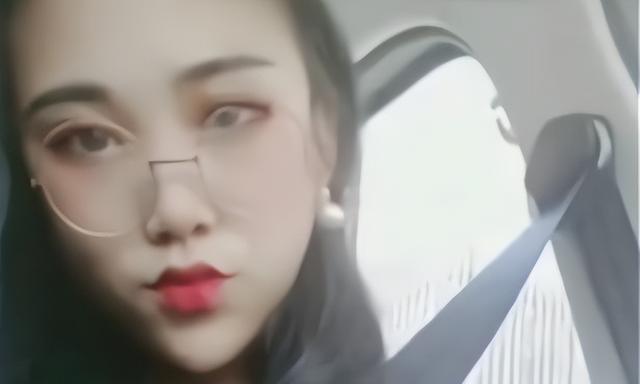 女网红立村姑人设卖惨,事实让人瞠目结舌,私下比网友富裕多了