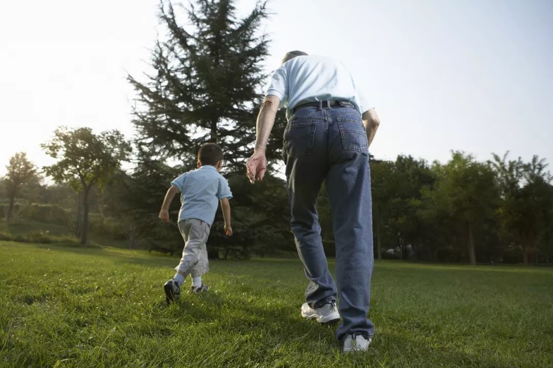 办公室|“隔代”教育中,爷爷的这三个问题要不得,年轻父母要消除分歧