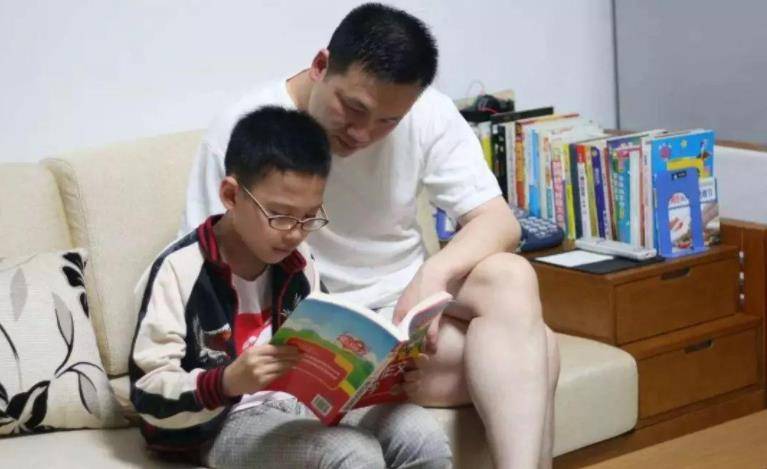 9岁男孩被父亲带到工地“打工”,家长看似狠心,实则是用心良苦