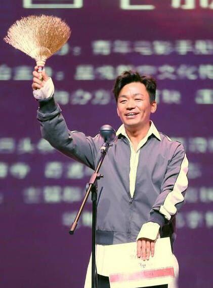 上错花轿嫁对郎|王宝强被质疑靠运气在娱乐圈活下去？让你们看一下舞台下的王宝强
