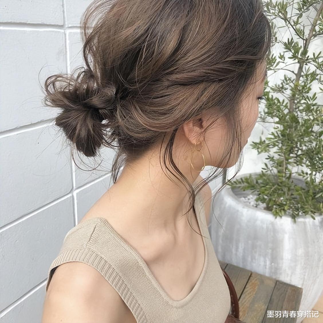 马尾辫 女人不管多忙,出门都尽量打理一下发型,否则衣服搭再好看也白搭