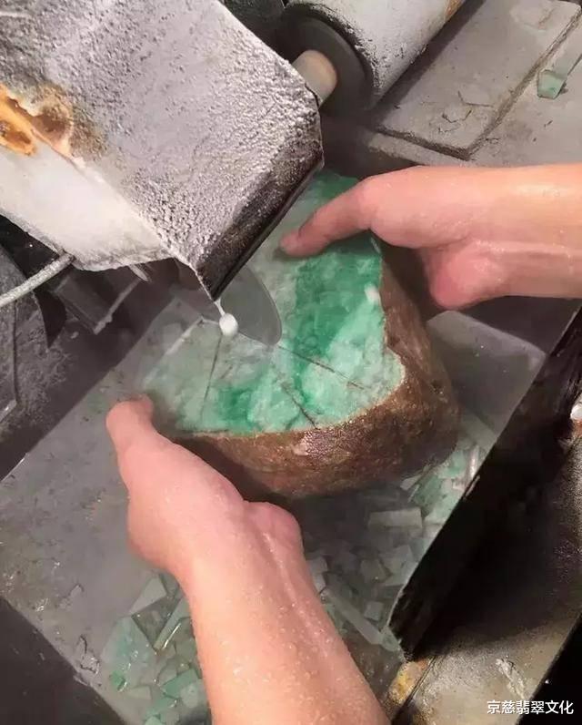 翡翠|百万买了块“阳绿”翡翠原石，没想到一刀切出“帝王裂”，这还有救吗？